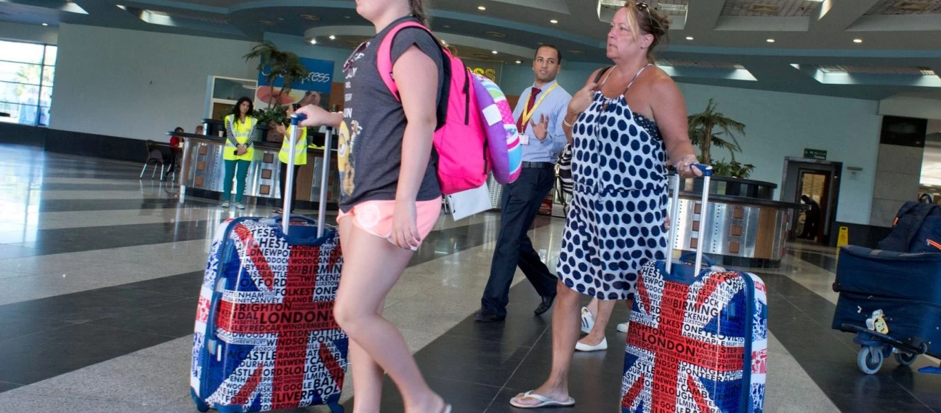 Το κυβερνητικό «σχέδιο» τον τουρισμό: «ΟΙ Βρετανοί θα μπαίνουν για διακοπές με διαδικασίες fast-track»